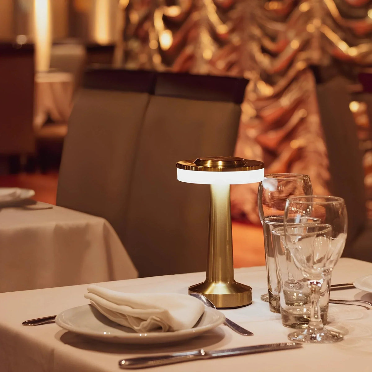 LISTINGOPT::kovosis::draadloze-retro-tafellamp-met-dimbaar-licht-voor-restaurant-en-woonkamer::04-closeup