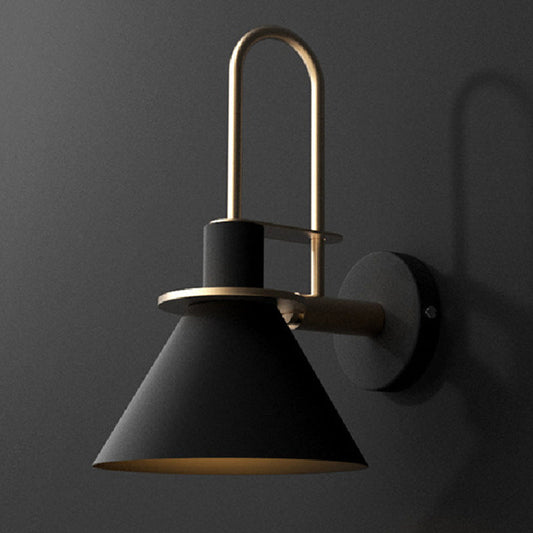Lampada da parete per comodino con paralume a cono