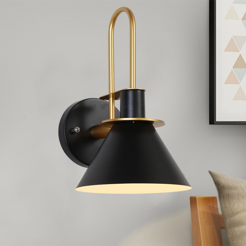 Konische Metall-Wandlampe für charaktervolle Nachttische