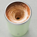 Tasse auto-mélangeante pour un mélange sans effort