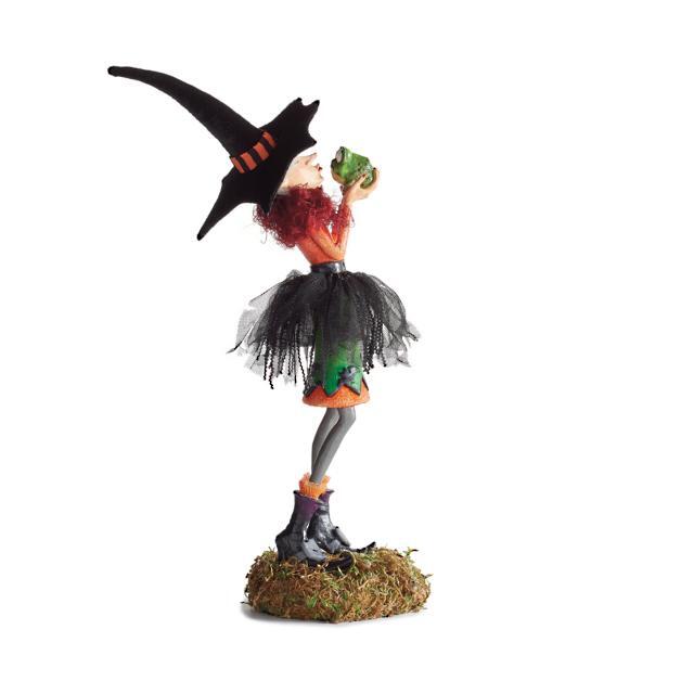 Figura de bruja hecha a mano con carácter mágico
