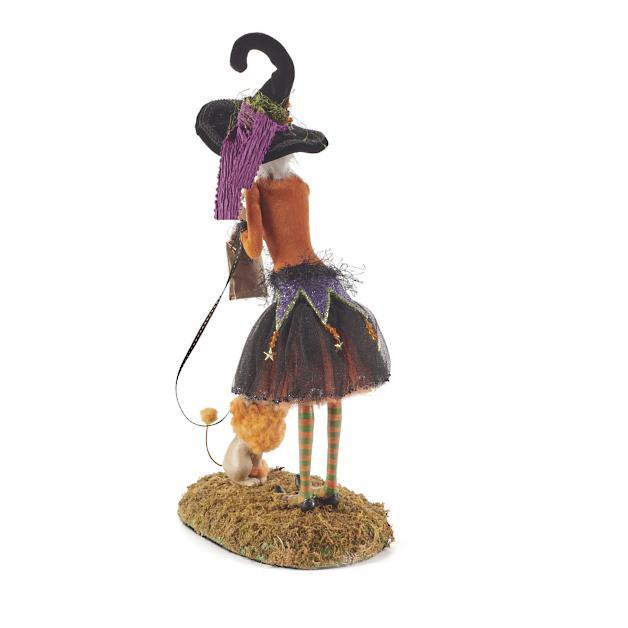 Figura de bruja hecha a mano con carácter mágico