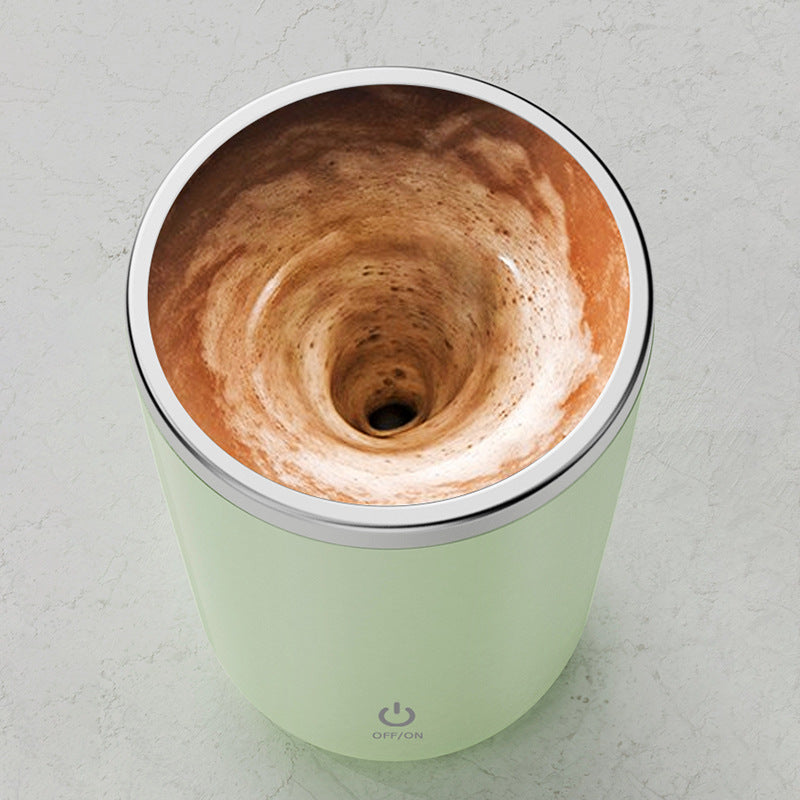 Tasse auto-mélangeante pour un mélange sans effort