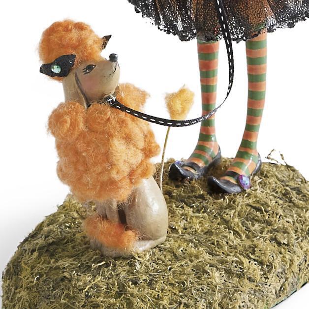Figura de bruja hecha a mano con carácter mágico