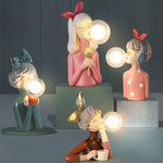 Lampada da tavolo figurativa con carattere artistico