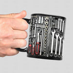 Taza con estampado de herramientas para carácter de taller