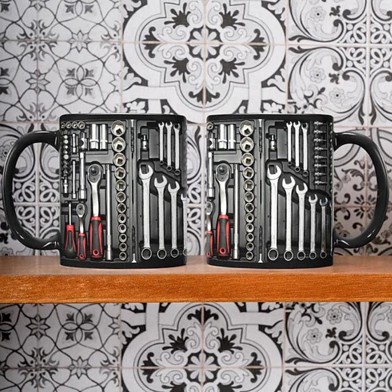 Taza con estampado de herramientas para carácter de taller
