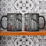 Taza con estampado de herramientas para carácter de taller