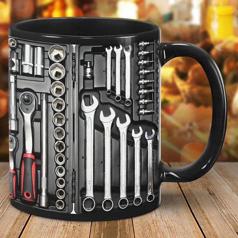 Taza con estampado de herramientas para carácter de taller