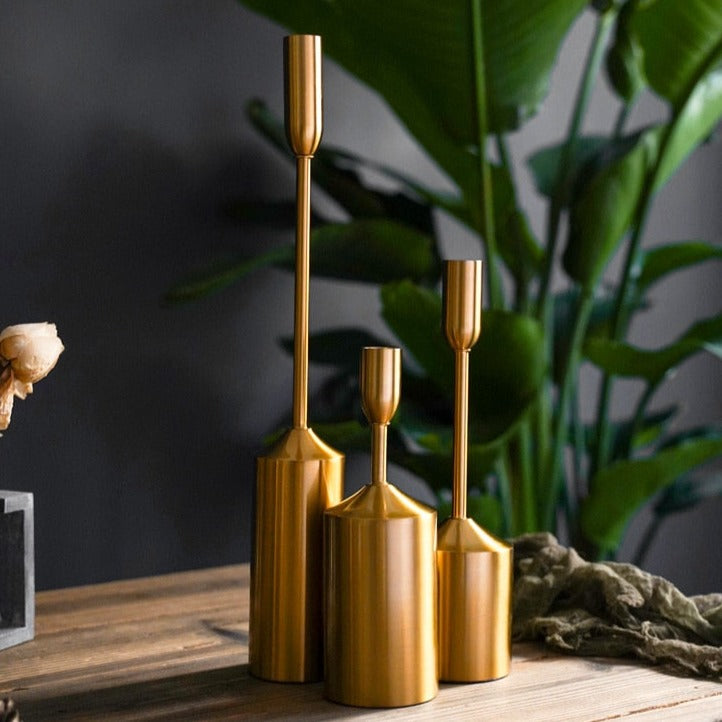 Goldenes Kerzenhalter-Set für warme Atmosphäre