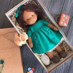 Bambola Waldorf in cotone fatta a mano per gioco immaginativo