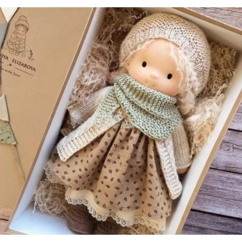 Bambola Waldorf in cotone fatta a mano per gioco immaginativo