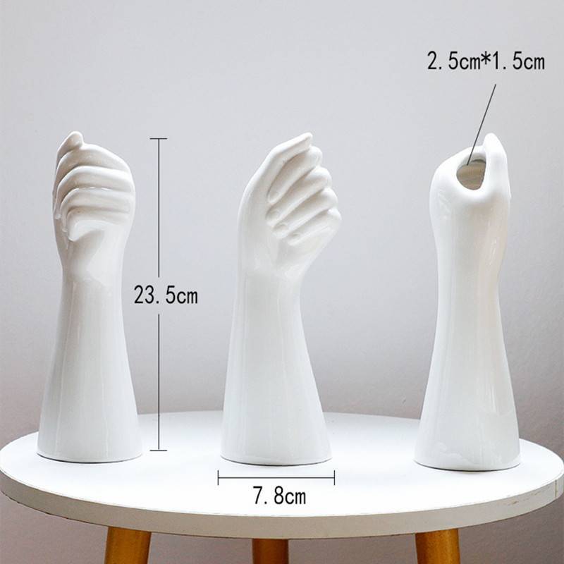 Vase à main en céramique avec caractère sculptural