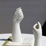 Vase à main en céramique avec caractère sculptural