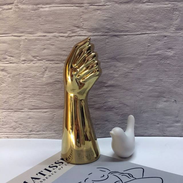Vase à main en céramique avec caractère sculptural