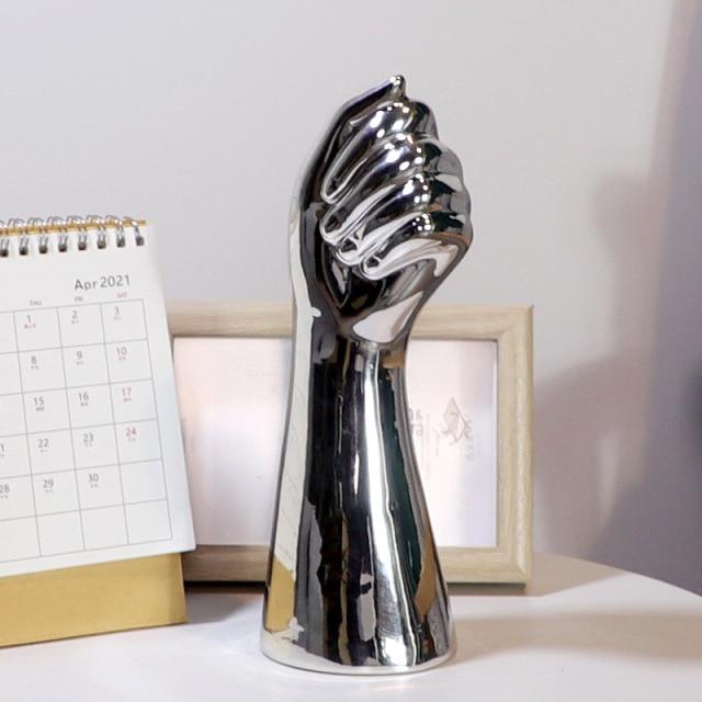 Vase à main en céramique avec caractère sculptural