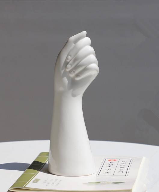 Vase à main en céramique avec caractère sculptural