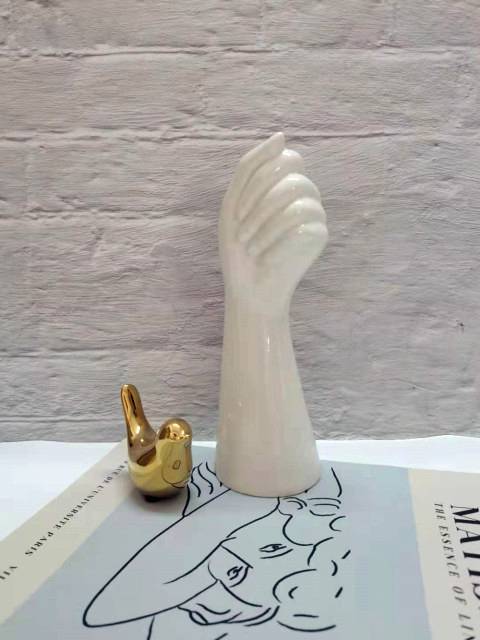 Vase à main en céramique avec caractère sculptural
