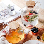 Skandinavische Glasvase mit künstlerischer Präsenz