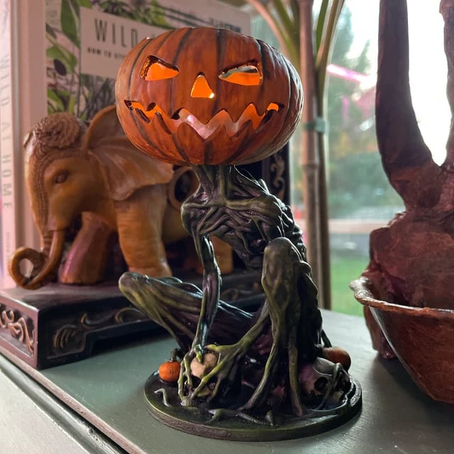 Figurină cu dovleac luminos pentru un farmec înfricoșător de Halloween