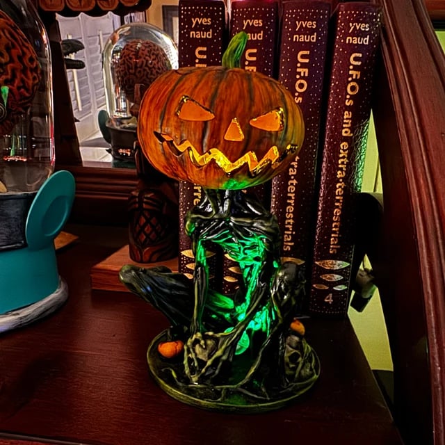 Figurină cu dovleac luminos pentru un farmec înfricoșător de Halloween