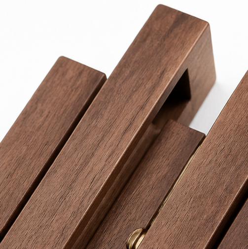 Skulpturaler Holz-Garderobenständer für kunstvolle Eingänge  